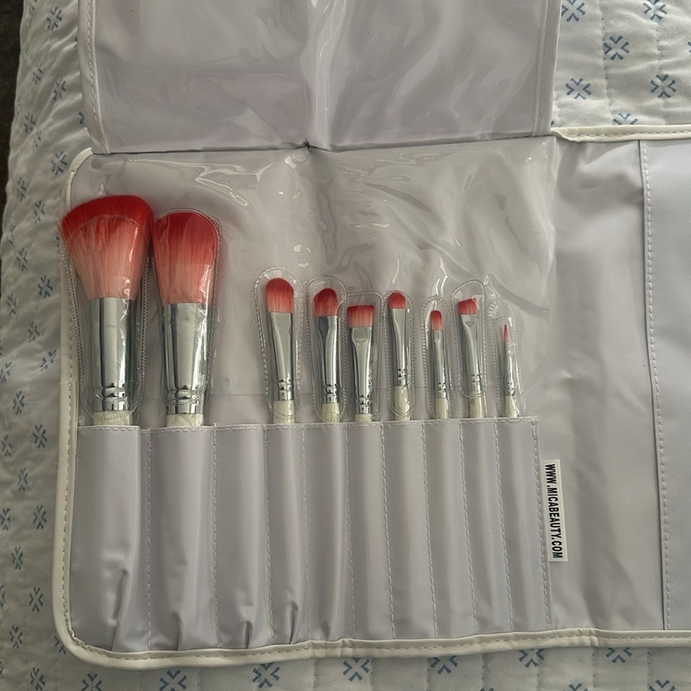 Mica Beauty Cosmetics brush set with case
